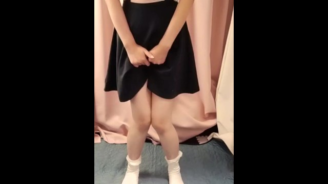 【個人撮影】巨乳に美脚のお姉さんがモゾモゾおしがまから立ったままお漏らしする様子を自撮り投稿！