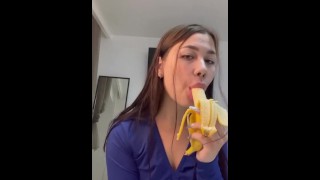 彼女の喉をクソ私を見てください！ 非常に深いblowjob