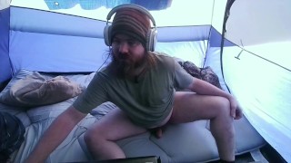 Se masturbando do lado de fora na minha tenda