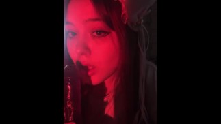 Сучка сладко сосет член