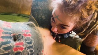 Tattoo Meisje Heeft Intieme Anale Seks Met Haar Beste Transvriend