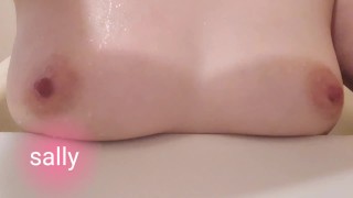 After massaging my nipples with oil, I feel better, and then I put on a clip and cum again.　