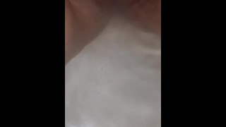 Fazendo xixi no banho para um fã Parte 1