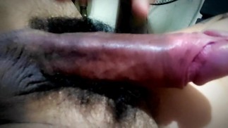 Chico se masturba frente a su esposa mientras ella trabaja.