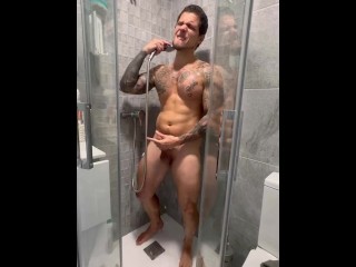 BoyGym Quickly Shower with Wet Muscles