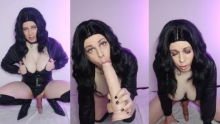 Trans sissy zuigt een grote dildo, berijdt het en komt klaar