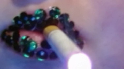 Brillo de labios con diamantes de imitación y vídeo divertido de fumar