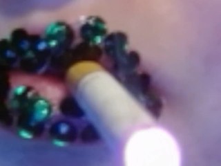 Brillo De Labios Con Diamantes De Imitación y Vídeo Divertido De Fumar