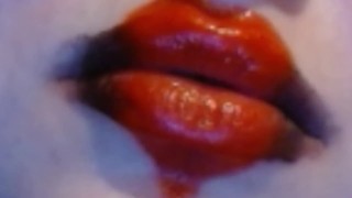 Roter Herz-Lippenstift und Rauchen aus nächster Nähe