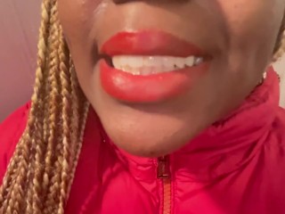 Red à Lèvres Fetish - Stoner Alliyah Alecia 💨 Fume Une Cigarette à L’extérieur Pendant La Saison Froide Winter
