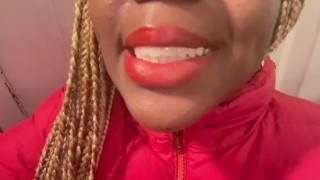 Red à lèvres Fetish - Stoner Alliyah Alecia 💨 fume une cigarette à l’extérieur pendant la saison froide Winter