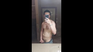 Gorący chłopak masturbuje się w łazience na siłowni