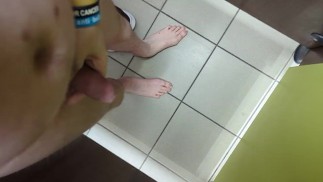 Entièrement nue et se masturber dans les toilettes publiques