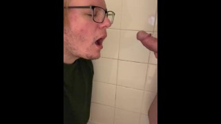 Boire la pisse 🤤💦💦 de papa