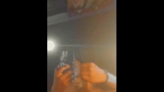 Chico eyacula en espejo