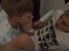 парень начал соблазнять  твинка с большим членом для сочной ебли очка - Screenshot 8 of 16 - Smooth