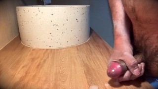 Mãos sujas com uma gozada dura em um balcão de pia enquanto assiste Pornhub