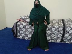Hot Muslim Lady in Arab Niqab Orgasm With Dildo