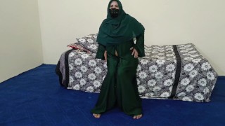 Hot moslimvrouw in Arabische niqab orgasme met dildo