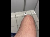 Masturbando banheiro público. Cumshot. Cruzeiro na Understall