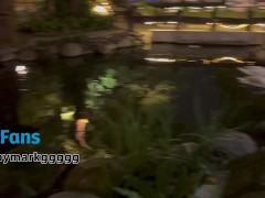 【咪咪寶】等公車時脫內衣，大露奶子！