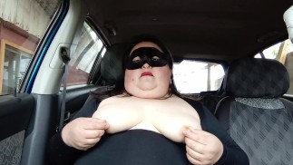 Gorda mamá se toca las tetas en el auto