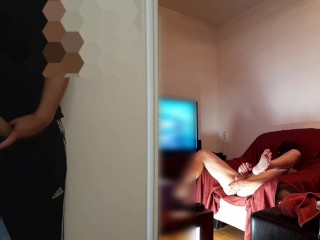 当我在性爱直播中在网络摄像头前操自己的屁股时，发现我的性感异性恋室友正在自慰