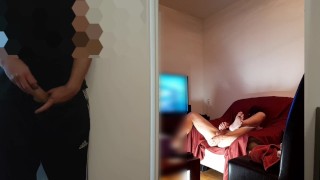 Cogí a un compañero de cuarto heterosexual masturbándose mientras me follaba el culo en la webcam