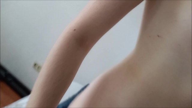 Lizzy is cumming with her friend and the vibrator