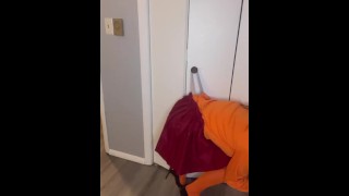 Een geest stopt Velma in een deurbel wedgie 😱