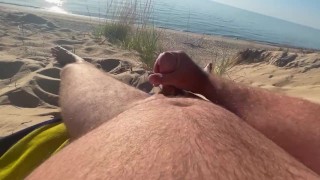 Solo mannelijke cumshot op een openbaar strand