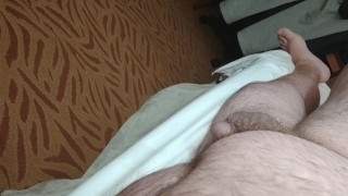 Preguiçoso primeira manhã mijo da cama no quarto de hotel