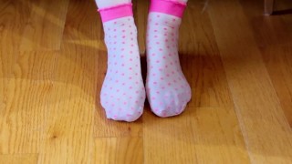 Laat me zien hoe hard mijn schattige kleine sokken je maken. Ik wil het zien. Echte amateur thuis gemaakt.