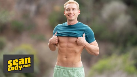 SEAN CODY - Grayson comienza su video burlándose mostrando su cuerpo masculino antes de tocarse