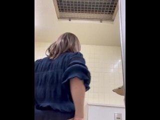 私が公衆トイレで自慰行為をしていたとき、男が入ってきて、私に彼の嫌いな人とコックをなめさせました