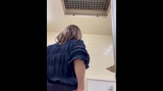 Quand je me masturbais dans les toilettes publiques, un homme est entré et m’a fait lécher son trou du cul et sa bite