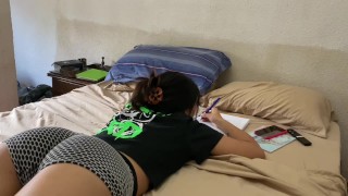 Une Jeune Fille Argentine Essaie D'étudier Mais Ils Ne La Laissent Pas Faire