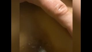 Jeune femme pétant du sperme ! Creampie anal