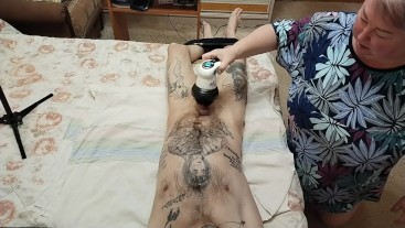 Свекровь сделала массаж, а затем подрочила мой член до оргазма
