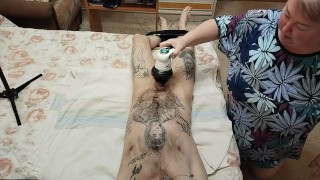 la suocera ha fatto un massaggio e poi mi ha masturbato il cazzo fino all'orgasmo