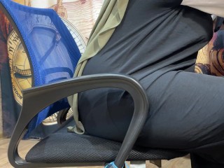 朋友的阿拉伯妻子在工作中性欲旺盛，穿着内裤操自己