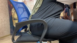 朋友的阿拉伯妻子在工作中性欲旺盛，穿着内裤操自己