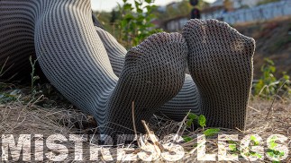 Goddess in Grey ondoorzichtige panty voet plagen tijdens de wandelingen