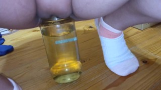 Femme Japonaise À La Chatte Rasée Pète Avec Environ 500 Ml D'urine