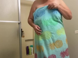 Verlegen Vrouw Moet Haar Handdoek Openen Voor the Body Inspectie