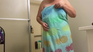 La donna timida deve aprire il suo asciugamano per l'ispezione del corpo