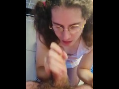 Cette pute à couettes bave et s’étouffe sur cette bite