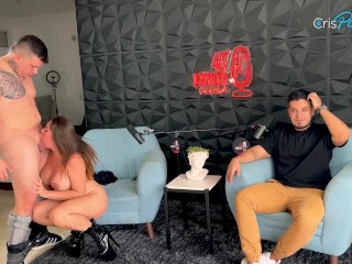 Sara Blonde Sucks her Partner Dick in Front of me | Crispasquel | 40grados Podcast