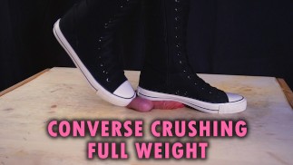 Bite écrasant tout son poids dans des chaussures High Converse - Bootjob, Shoejob