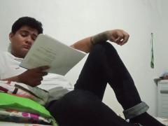 Leyendo para distraer mi tristeza